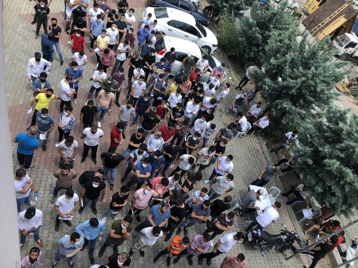 Esenyurt'ta sosyal mesafesiz koronavir&uuml;s testi kuyruğu