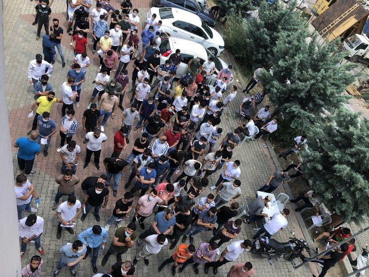 Esenyurt'ta sosyal mesafesiz koronavirüs testi kuyruğu G1