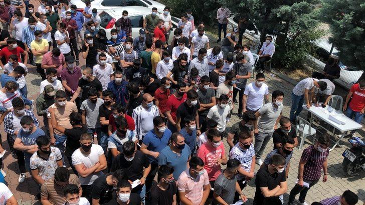 Esenyurt'ta sosyal mesafesiz koronavirüs testi kuyruğu G2