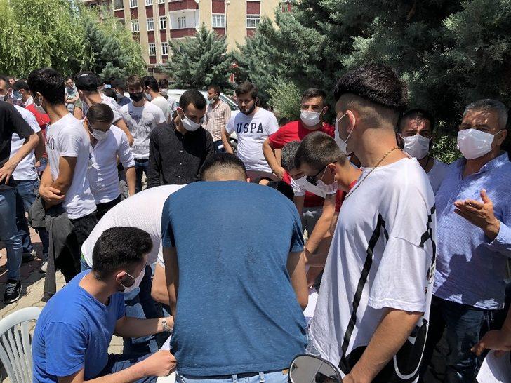 Esenyurt'ta sosyal mesafesiz koronavirüs testi kuyruğu G3