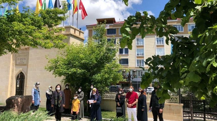 AK Parti Kadın Kollarından "Bir Kap Su Bir Kap Mama" kampanyası