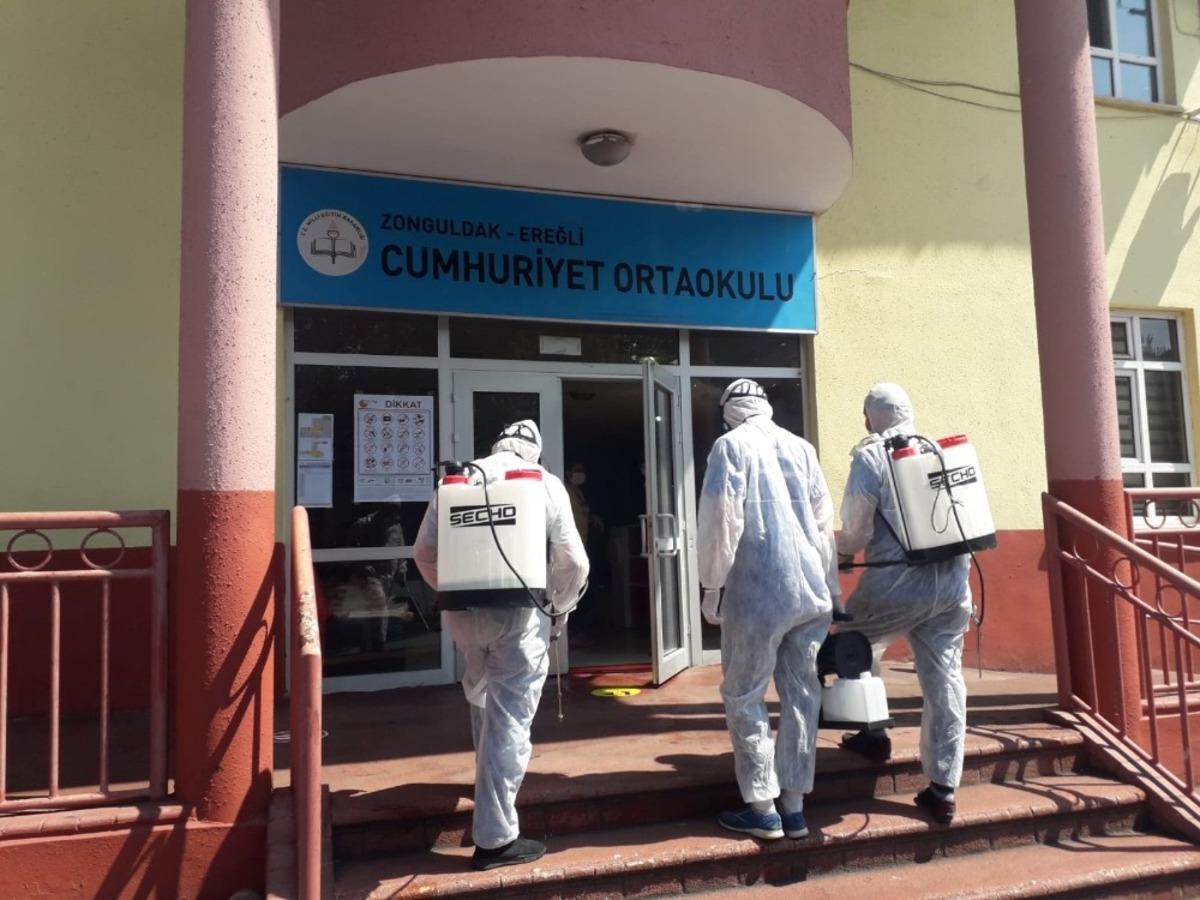 Sınav yapılacak okulları belediye ekipleri dezenfekte ediyor