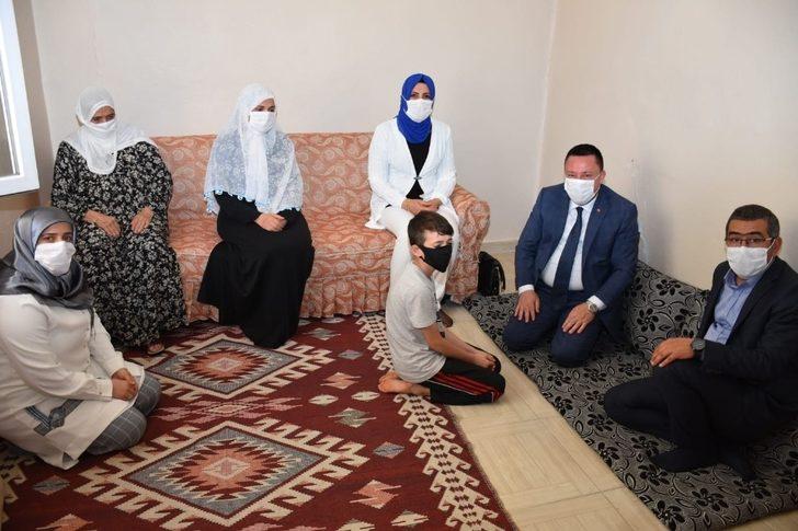 Başkan Beyoğlu’ndan sosyal mesafeli ev ziyaretleri G4