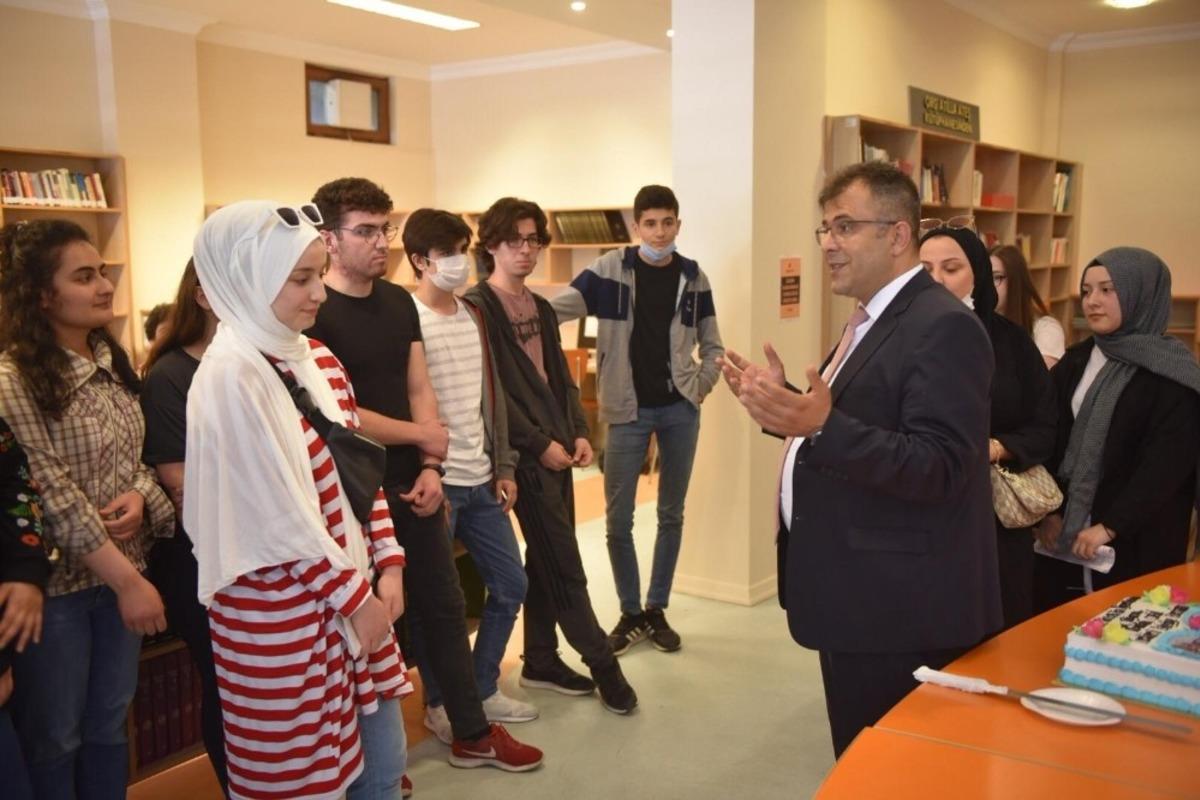 Başkan &Ccedil;atal&rsquo;dan YKS&rsquo;ye girecek &ouml;ğrencilere pastalı jest