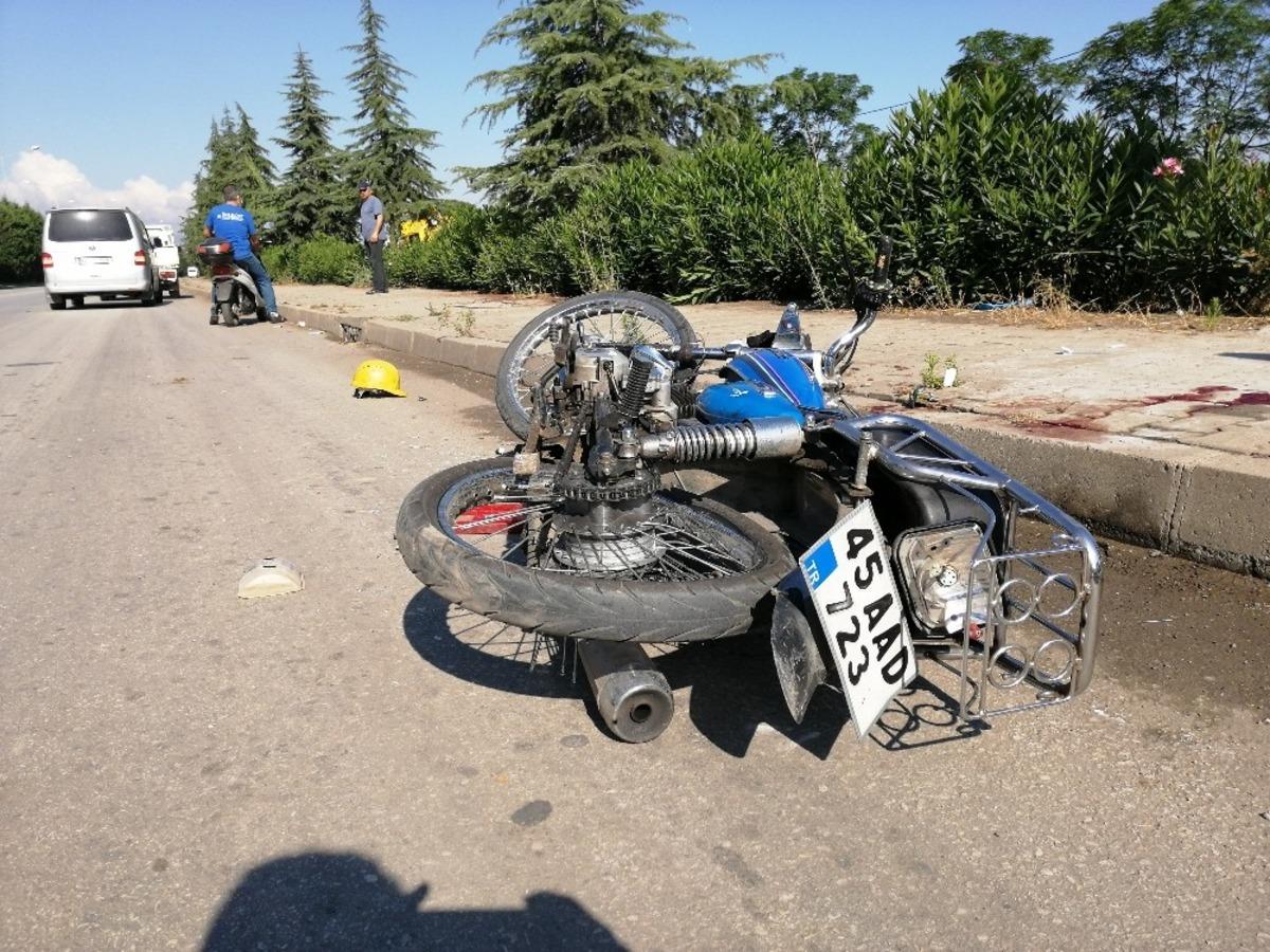 Manisa&rsquo;da motosiklet kamyonete &ccedil;arptı: 2 yaralı