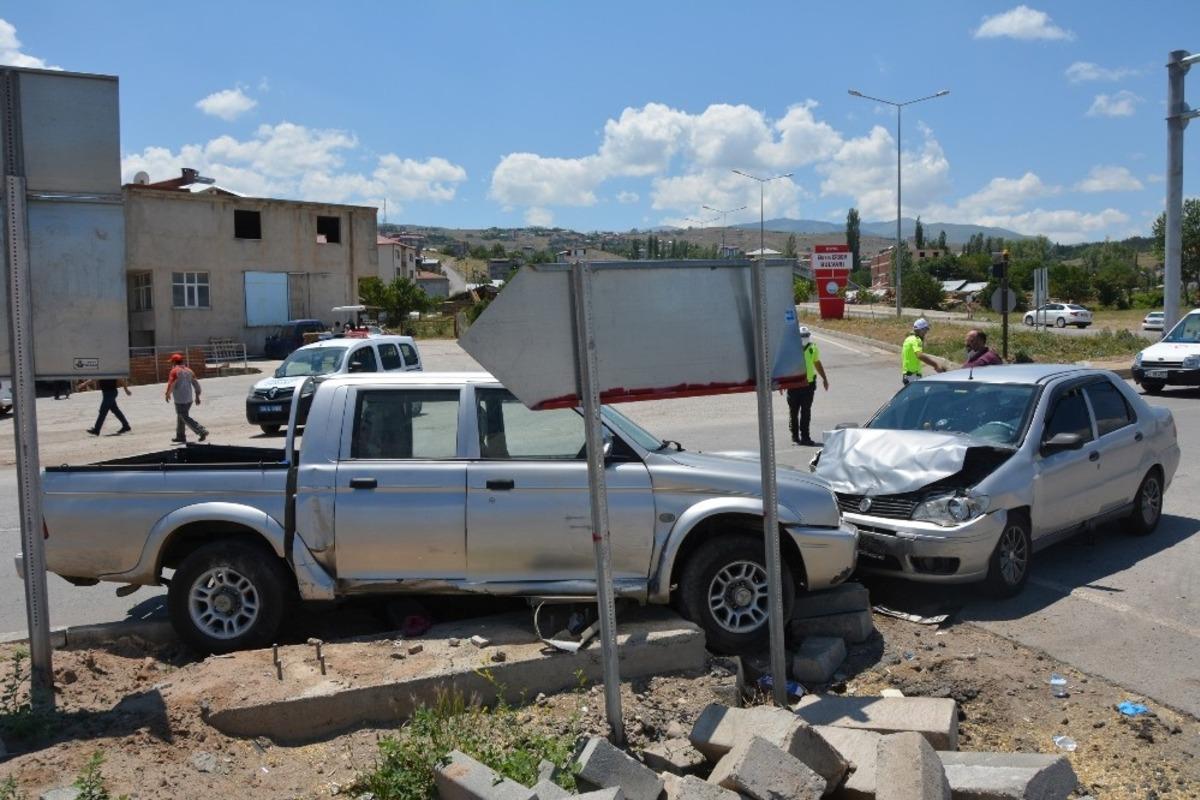 Otomobille, kamyonet &ccedil;arpıştı: 8 Yaralı