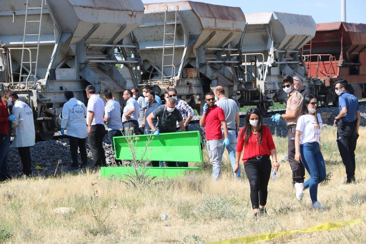 Raylardan ge&ccedil;erken trenin altında kalarak &ouml;ld&uuml;