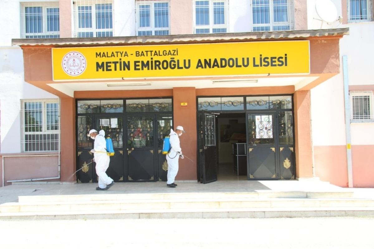 Battalgazi Belediyesi&rsquo;nden sınav &ouml;ncesi okullara dezenfekte