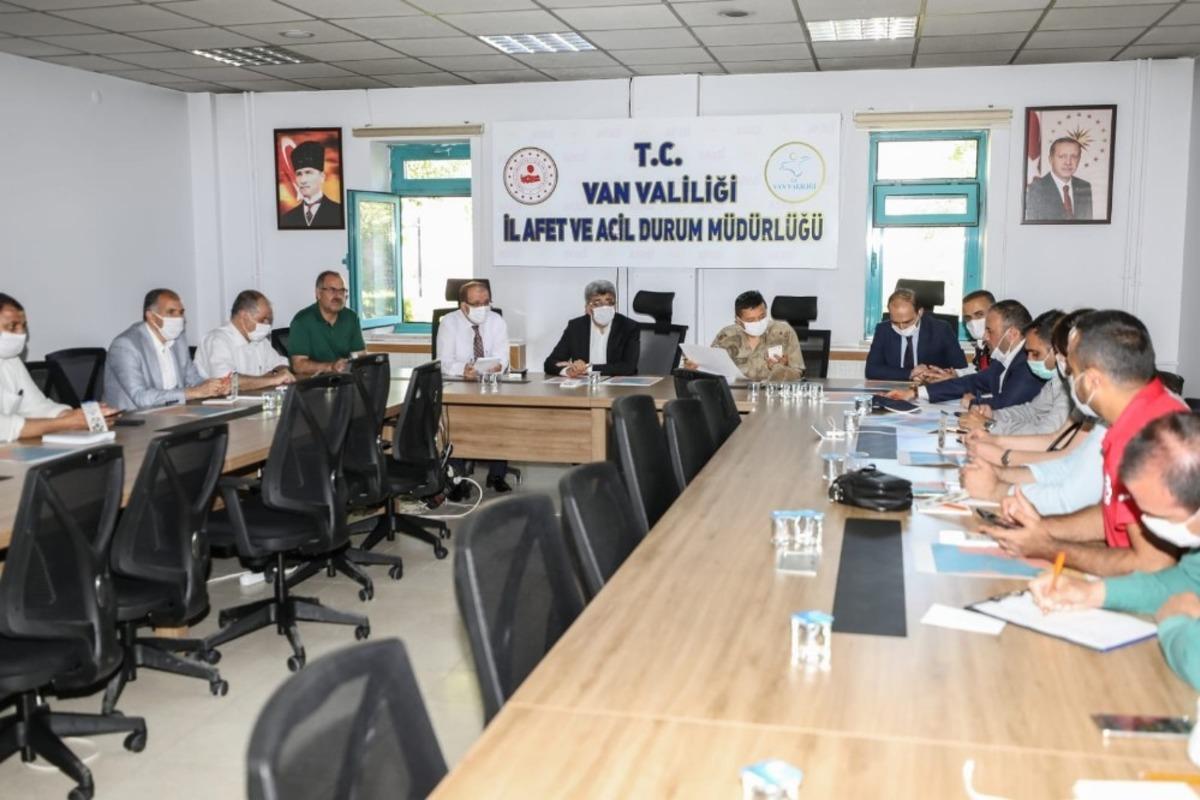 Depremzedelere &ccedil;adır ve yemek desteği