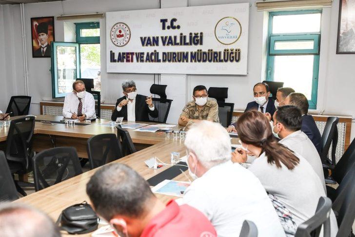 Depremzedelere çadır ve yemek desteği G2