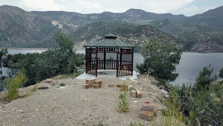 Turizm amaçlı kurulan tesis çürümeye terk edildi G3