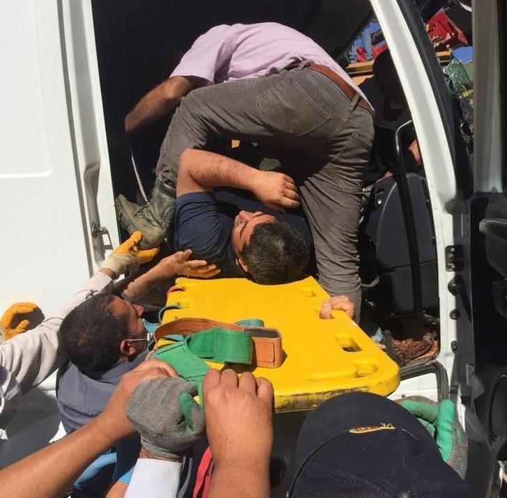 Askeri araçla tır çarpıştı: 1 yaralı G3