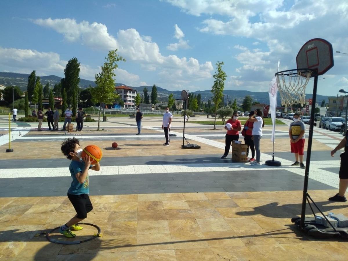 Selendili &ccedil;ocuklar spor ş&ouml;leninde coştu