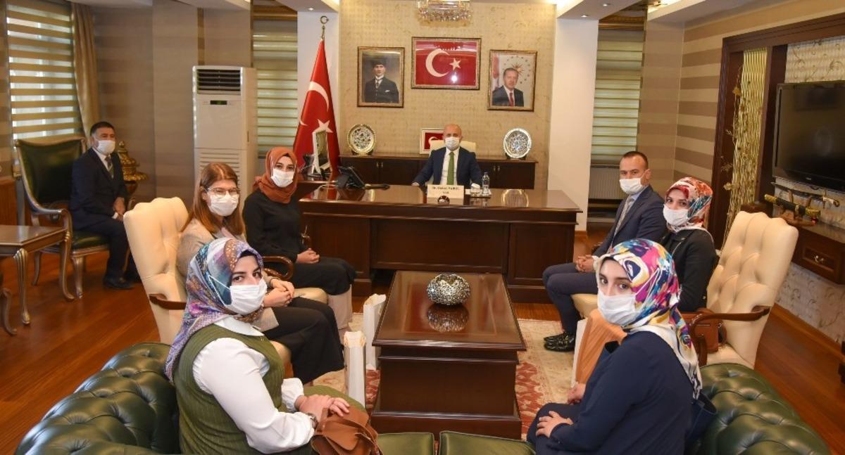 Ağrı&rsquo;ya yeni atanan &ouml;ğretmenler, Vali Varol&rsquo;u makamında ziyaret etti