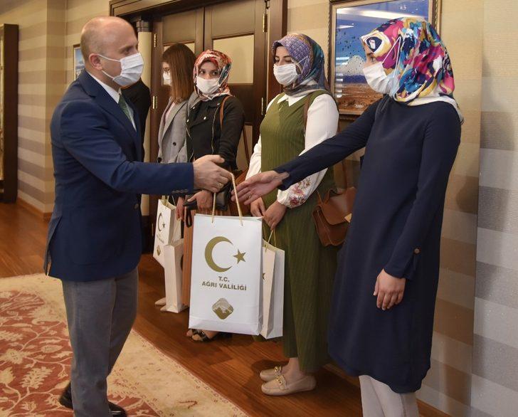 Ağrı’ya yeni atanan öğretmenler, Vali Varol’u makamında ziyaret etti G2