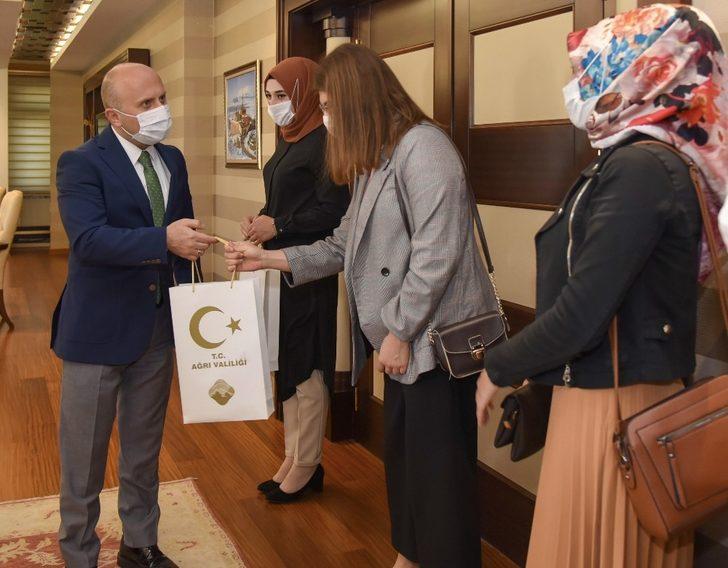 Ağrı’ya yeni atanan öğretmenler, Vali Varol’u makamında ziyaret etti G3