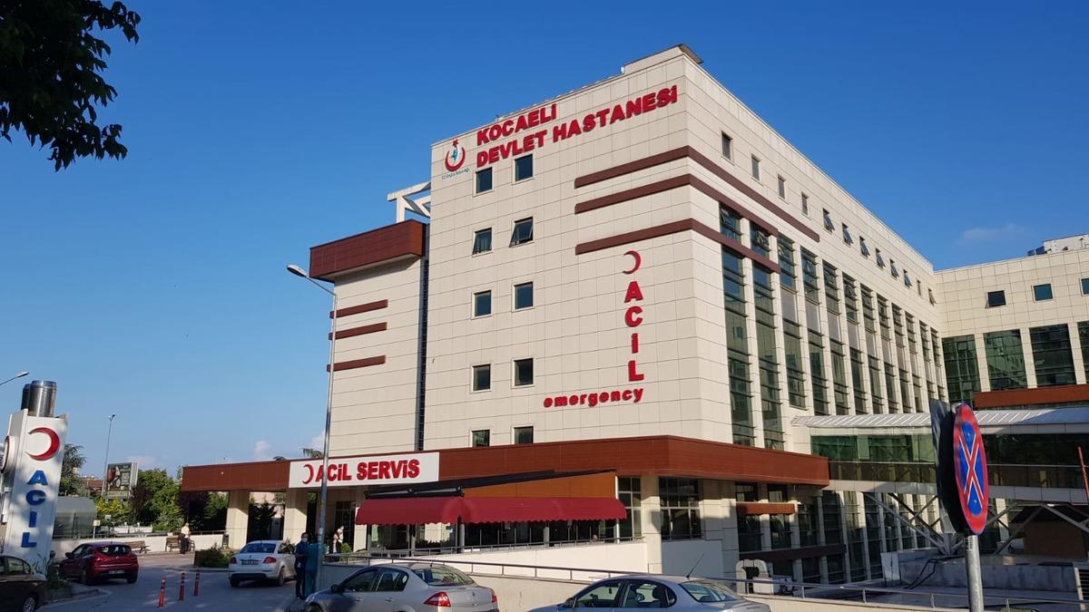 Hastanede b&uuml;y&uuml;k skandal! 'Benim i&ccedil;in mi şehit oldu?' deyip şehit kardeşini darp etti