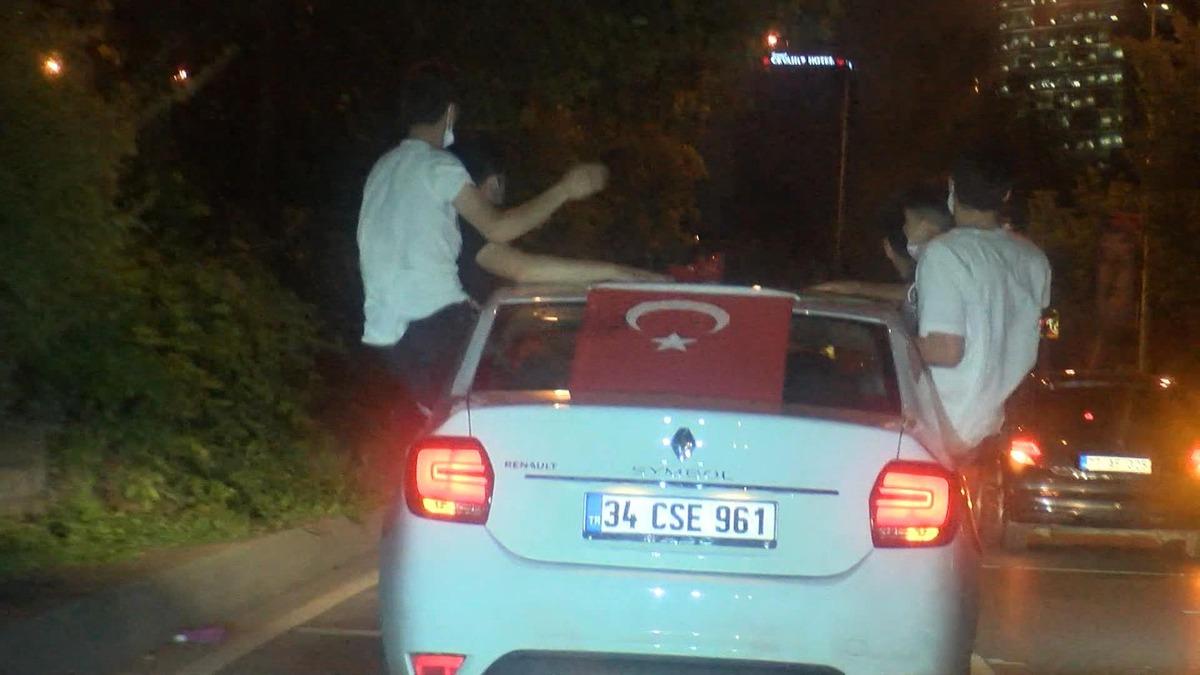 Şişli'de asker uğrulama konvoyunda tehlikeli anlar