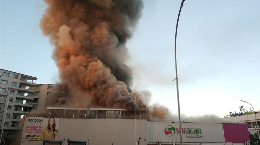 Batman'da alışveriş merkezinde yangın