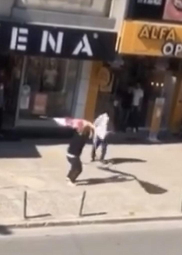 İzmir Buca'da 2 grup arasında çekiçli sopalı kavga G1