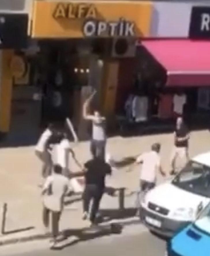 İzmir Buca'da 2 grup arasında çekiçli sopalı kavga G2