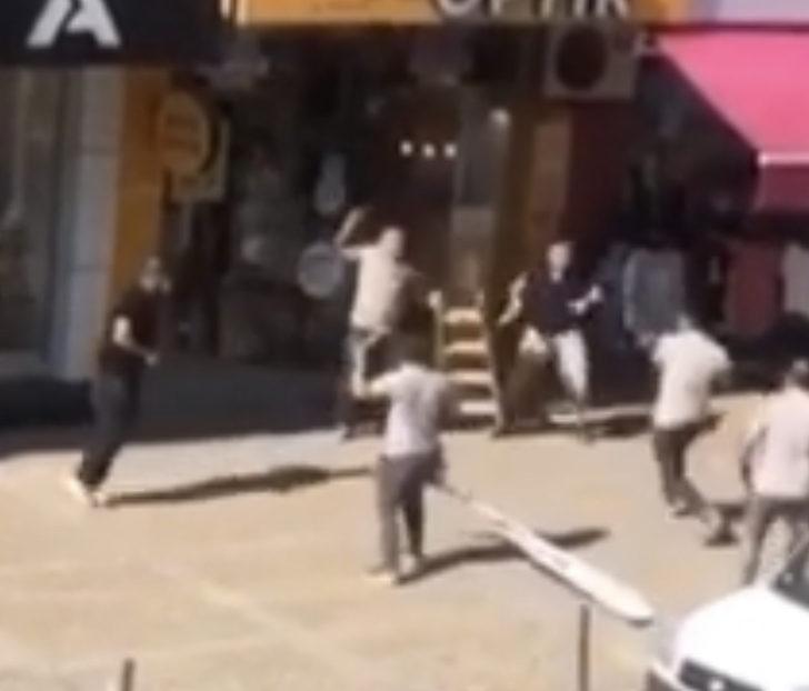 İzmir Buca'da 2 grup arasında çekiçli sopalı kavga G4