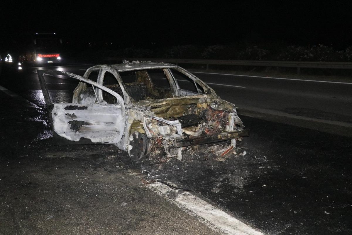 Adana'da otoyolda yanan ara&ccedil; k&uuml;l oldu