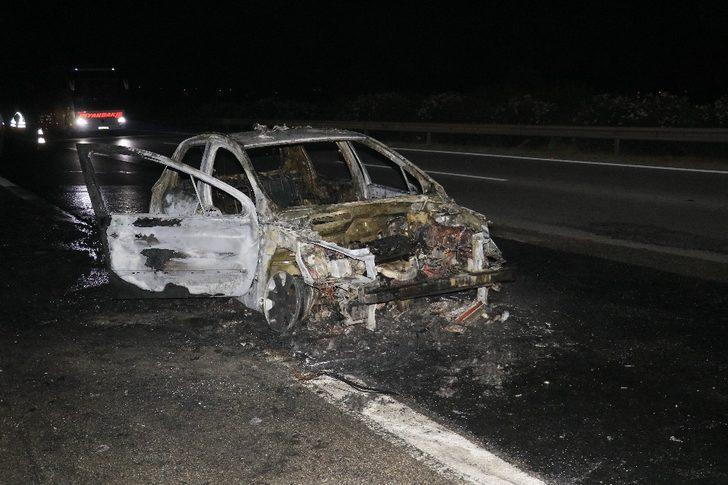 Adana'da otoyolda yanan araç kül oldu G1