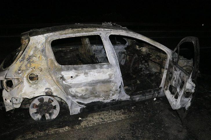 Adana'da otoyolda yanan araç kül oldu G2