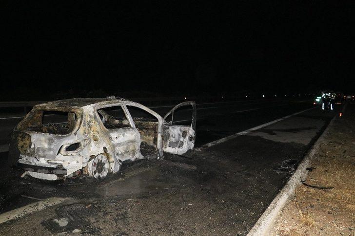 Adana'da otoyolda yanan araç kül oldu G3
