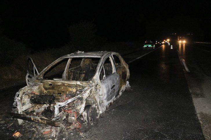 Adana'da otoyolda yanan araç kül oldu G4