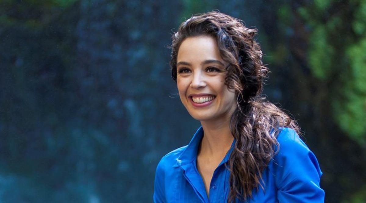 D&uuml;nya G&uuml;zeli Azra Akın, m&uuml;tevazı otomobiliyle dikkat &ccedil;ekti! 'L&uuml;kse d&uuml;şk&uuml;nl&uuml;ğ&uuml;m yok'