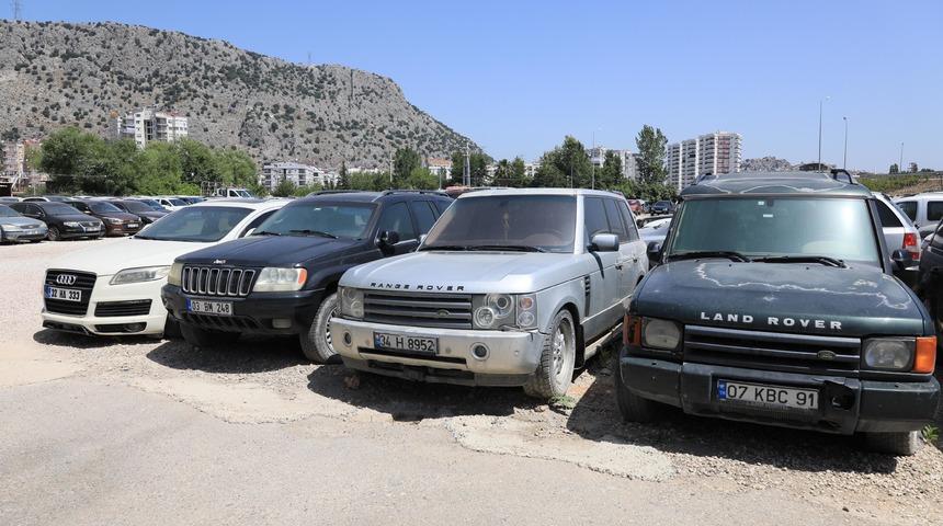 Milyonluk araçlar otoparklarda çürüyor