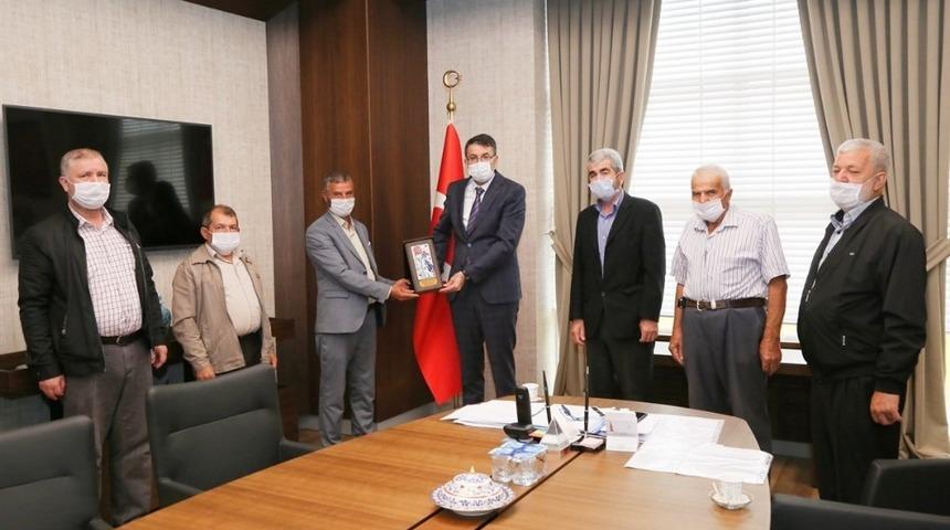 Vali &Ccedil;elik, şehit babalarını ağırladı