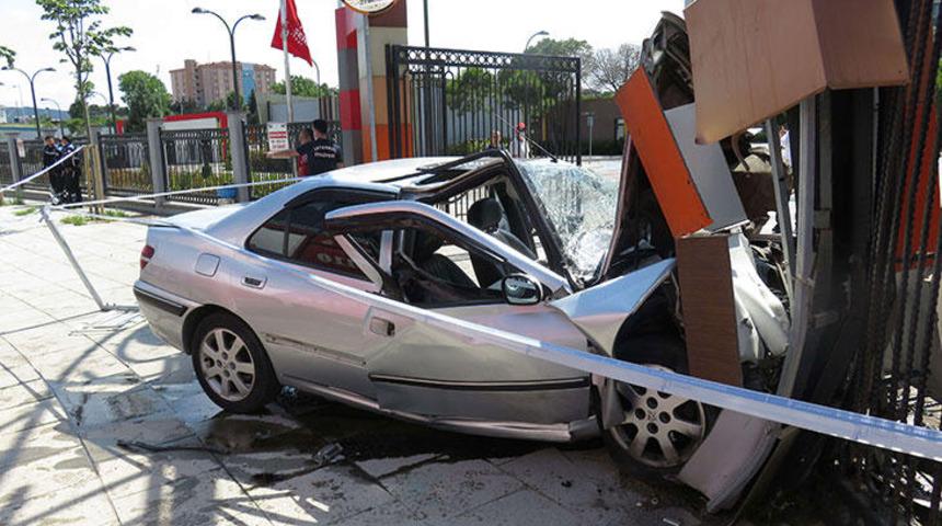 Sancaktepe'de korkun&ccedil; kaza! Bu arabadan sağ &ccedil;ıktı