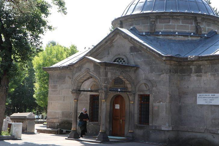 Türbelerde ’YKS’ yoğunluğu G3