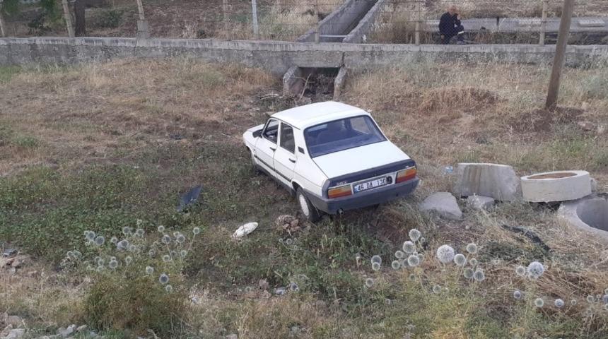 Otomobil şarampole yuvarlandı