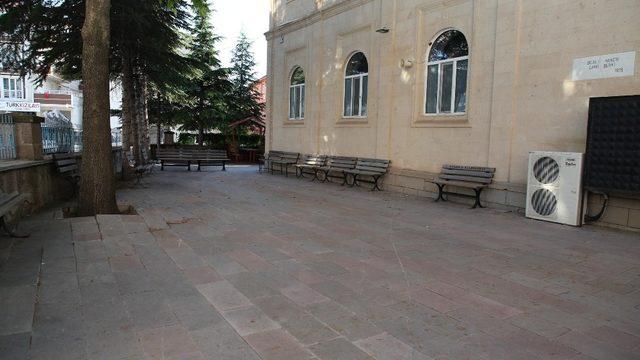 Gölbaşı Belediyesi camileri onarıyor