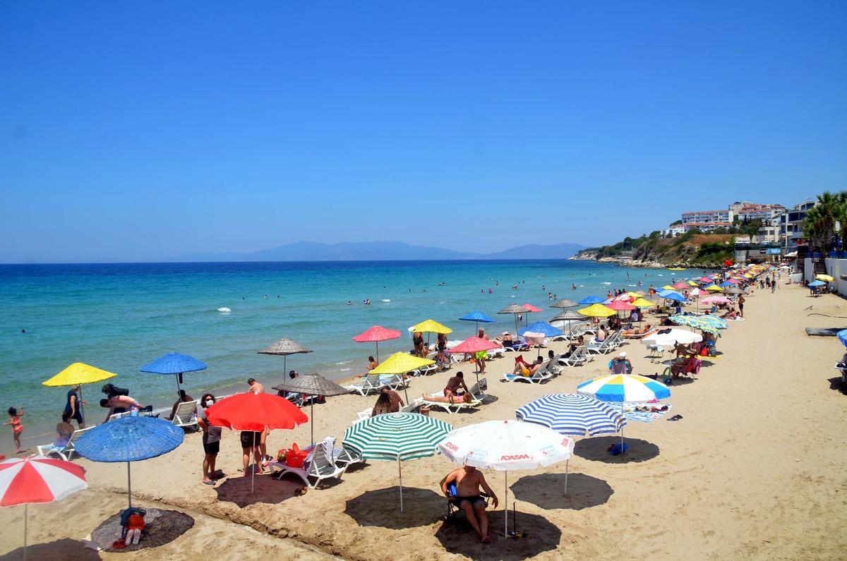 Ege'de sahilleri doldu, sosyal mesafe unutuldu