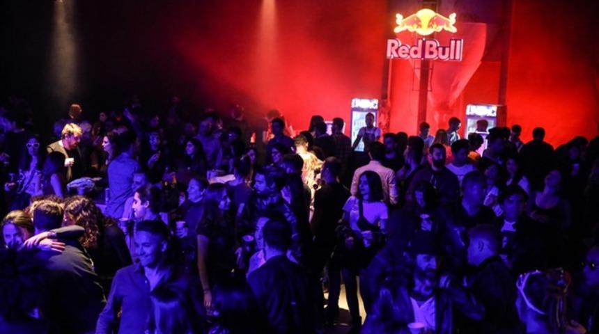 Death by Audio bir depoyu müzik fabrikasına dönüştürdü