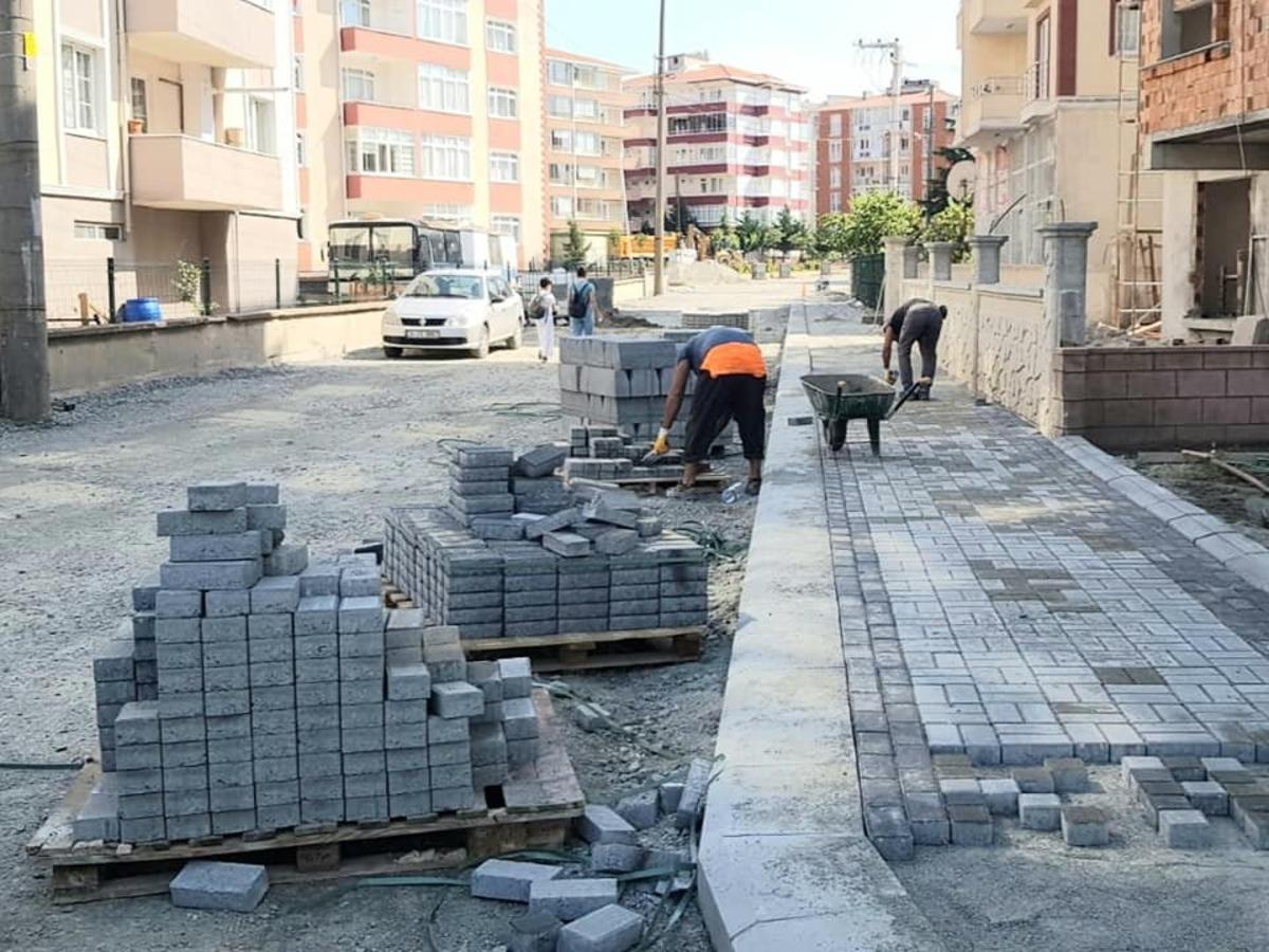 &Ccedil;orlu&rsquo;da parke taş d&ouml;şeme ve asfalt yama &ccedil;alışmaları s&uuml;r&uuml;yor