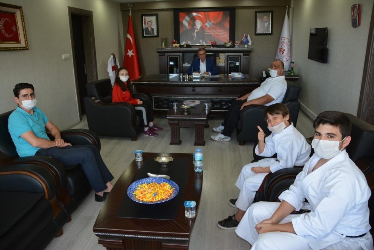 Karatedeki h&uuml;nerlerini online sergilediler