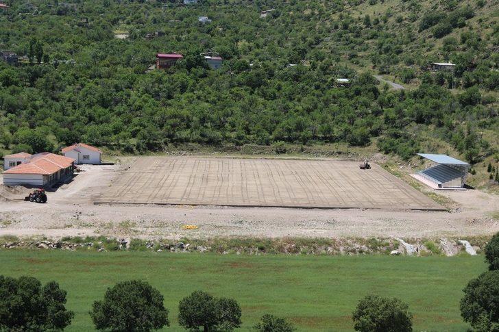 Hacılar Stadyumu’nda çimler ekildi G2