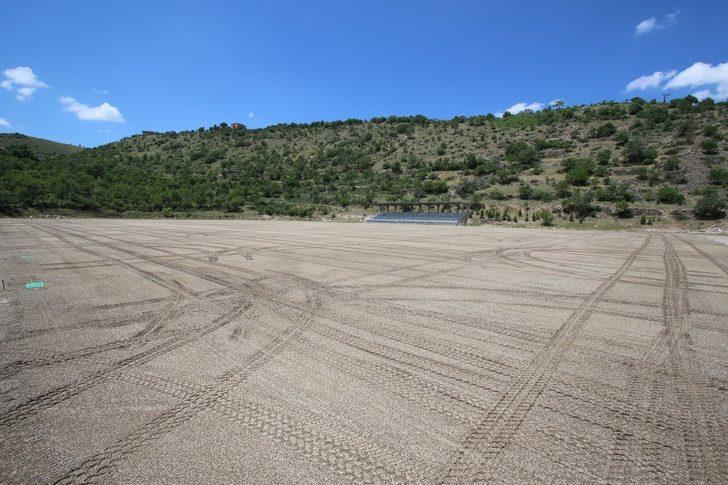 Hacılar Stadyumu’nda çimler ekildi G3