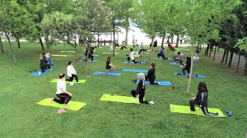 Başiskele sahilinde kadınlar spor yaptı