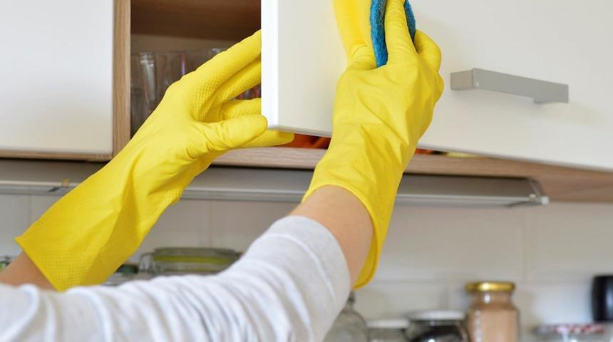 5 dakikada mutfak dolaplarındaki yağlardan kurtulun! Sirke ve bulaşık deterjanı ile...