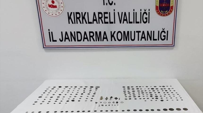 Kırklareli'nde tarihi eser ka&ccedil;ak&ccedil;ılığı operasyonunda heykel, sikke ve m&uuml;h&uuml;r ele ge&ccedil;irildi