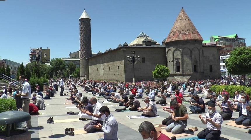 Erzurum&rsquo;da cuma namazında meydanlar doldu taştı
