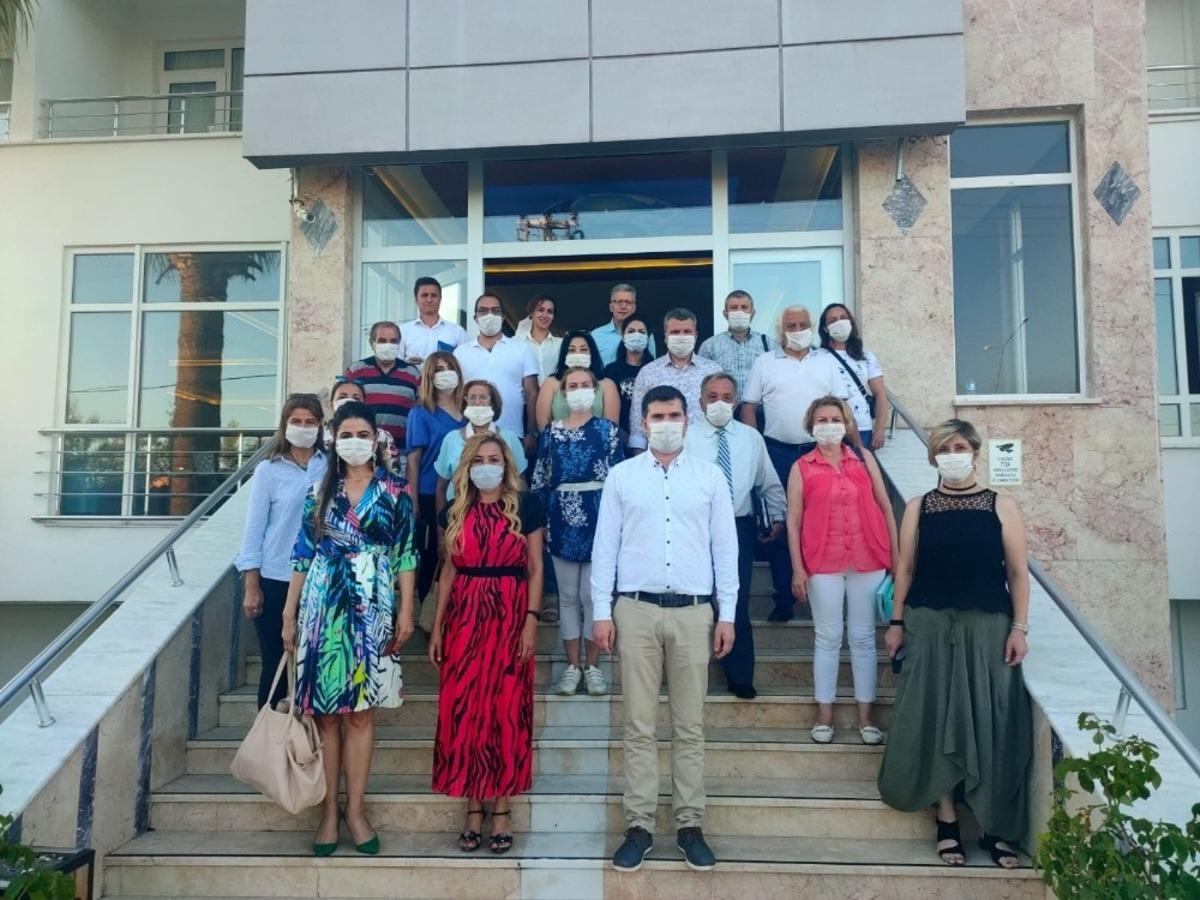 Edremit Kent Konseyi sokak hayvanlarının yanında