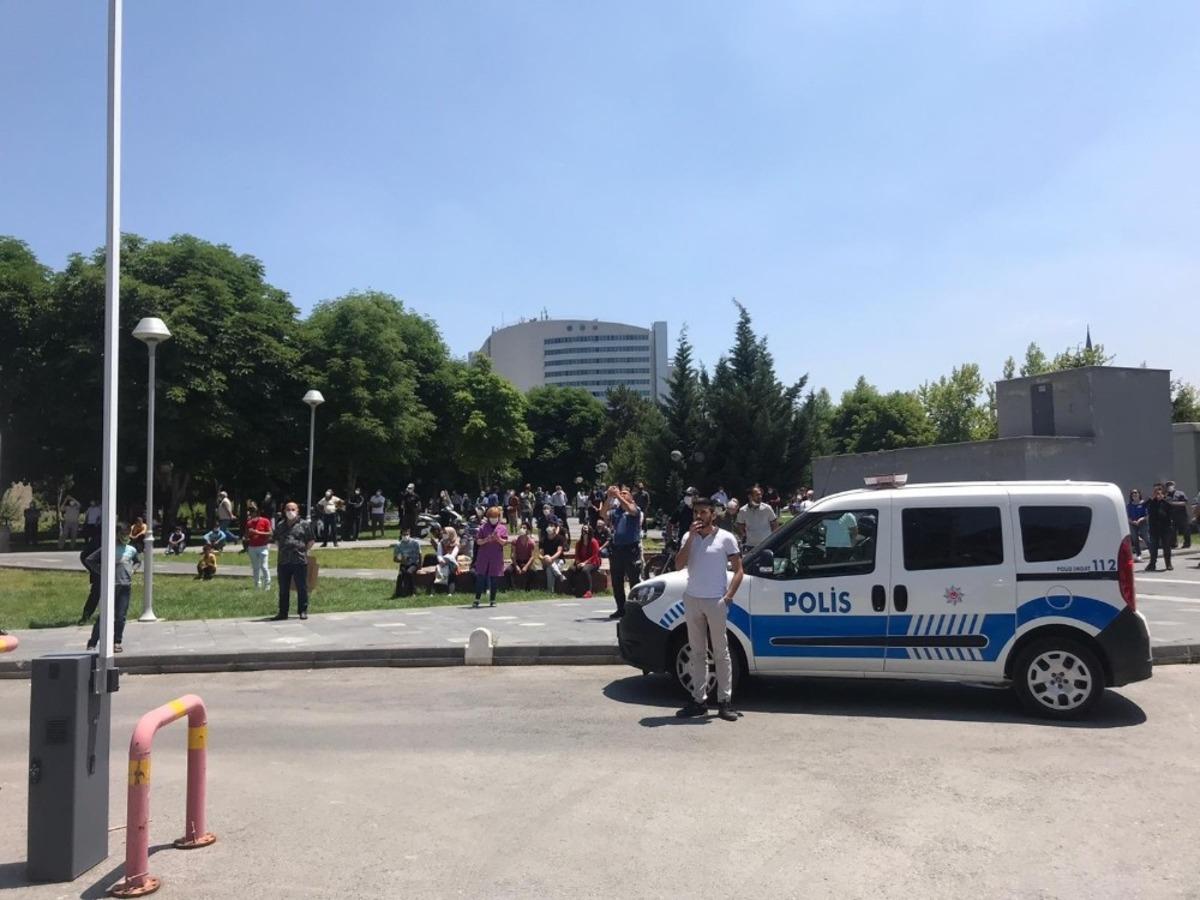 İntihar etmek i&ccedil;in &ccedil;atıya &ccedil;ıkan adamı film izler gibi izlediler